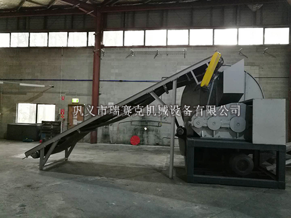 廢舊輪胎撕碎機(jī)客戶現(xiàn)場(chǎng)