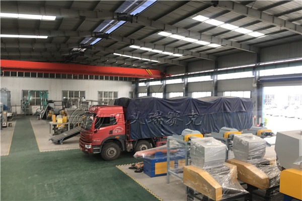 瑞賽克現(xiàn)場 輪胎撕碎機設備又發(fā)貨啦